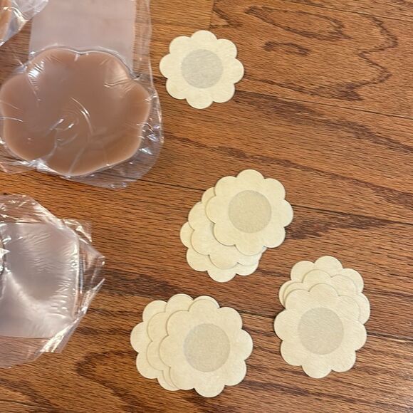 Package of four silicone adhesive bra (w/lift tape) and 10 nipple covers NWT - Picture 5 of 5